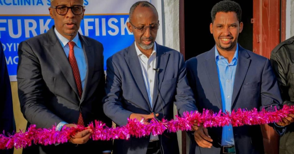 Wasiirka Wabrashada XFS oo Laascaano ka xarig jaray xafiiska shahaadooyinka ee xarunta maamulka SSC-Khaatumo