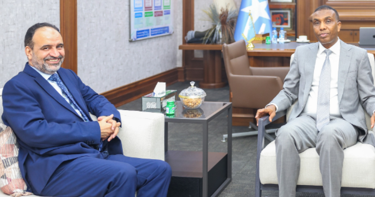 Ra’iisul Wasaare Xamsa oo la Kulmay Madaxa Ergayga Jaamacadda Carabta ee Soomaaliya