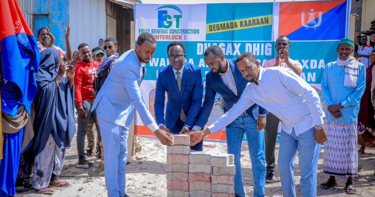 Guddoomiye Ku-xigeenka Amniga gobolka Banaadir oo dhagax dhigay waddo interlock ah