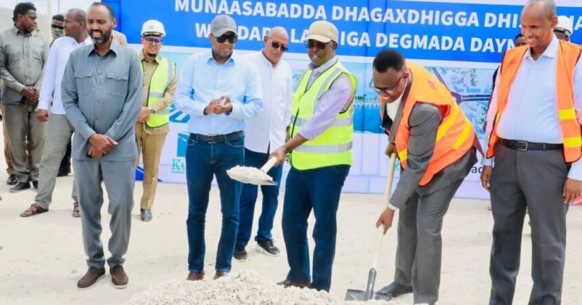 Duqa Magaalada oo waddo laami ah ka dhagax dhigay degmada Dayniile ee gobolka Banaadir