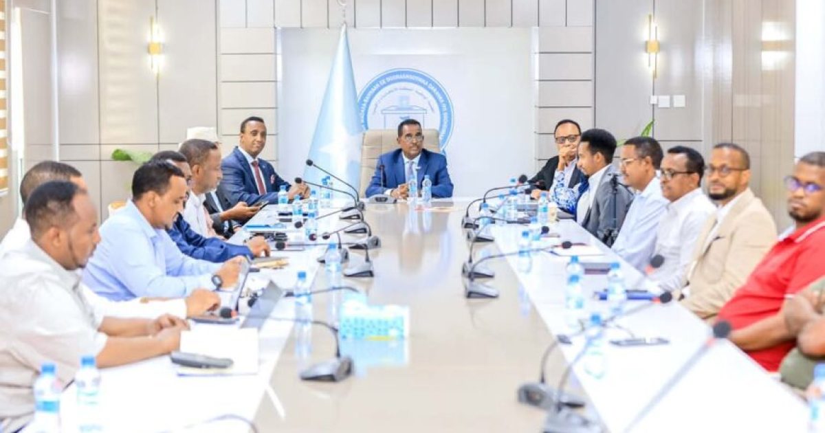 Wasiirka Arrimaha Gudaha oo kulan la qaatay Guddiga Madaxabannaan Ee Doorashooyinka Qaranka