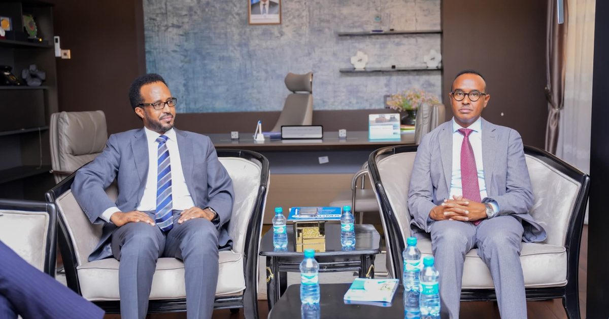 Guddoomiyaha Hay’adda SoDMA oo qaabilay Ambassador Jamaal