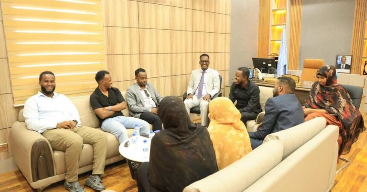 Wasiirka Shaqada iyo Arrimaha Bulshada oo kulan la qaatay Golaha Dhallinyarada Qaranka Soomaaliyeed