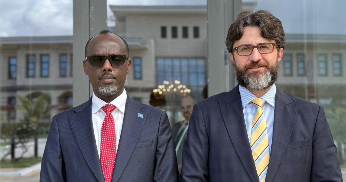 Wasiirka Ganacsiga iyo Warshadaha oo la kulmay Safiirka Turkiga ee Soomaaliya