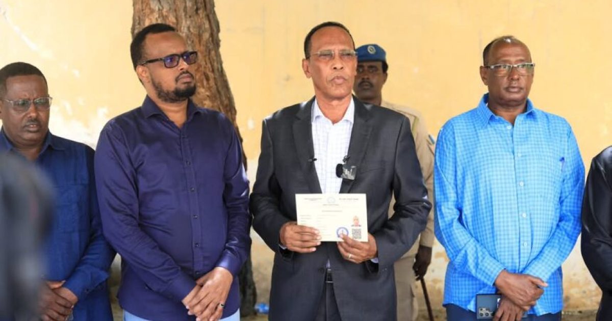 Ra’iisul Wasaarihii hore Cali Maxamed Geedi oo qaatay kaarka isdiiwaangalinta codbixiyaasha