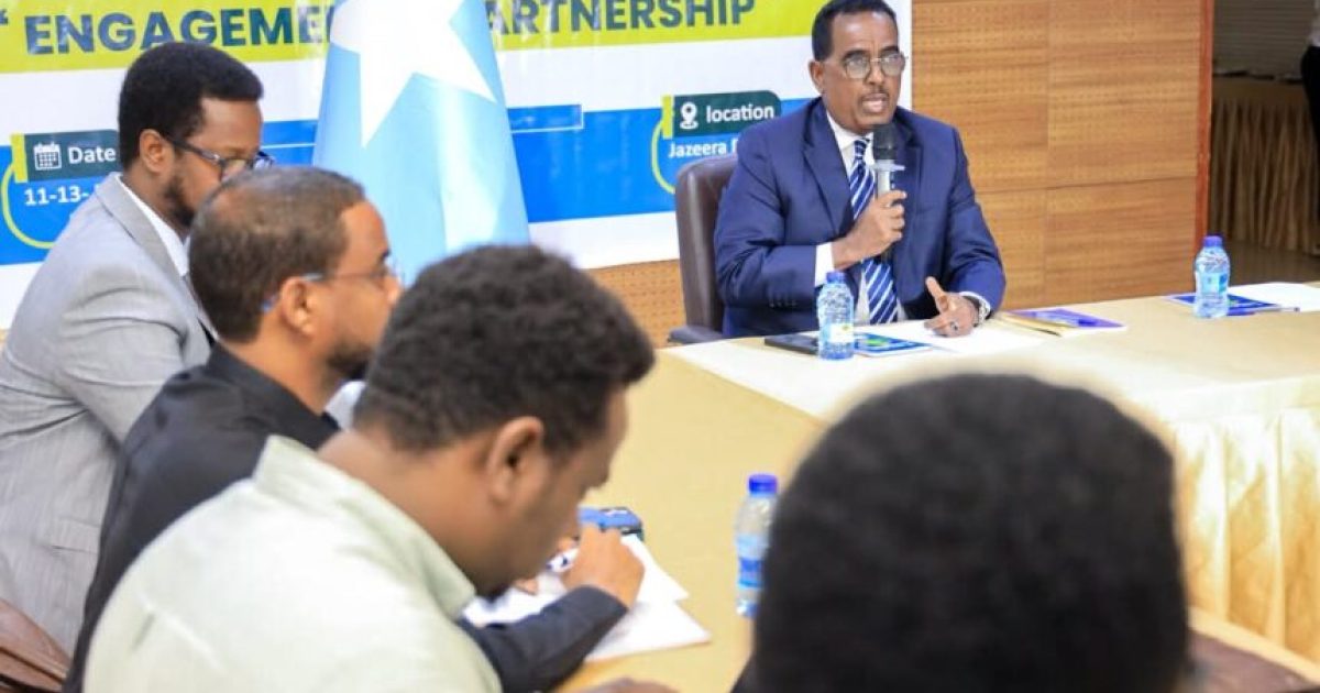 Wasiirka Arrimaha Gudaha XFS oo si rasmi ah u furay Kulanka Dowladda iyo Bulshadda Rayidka ah