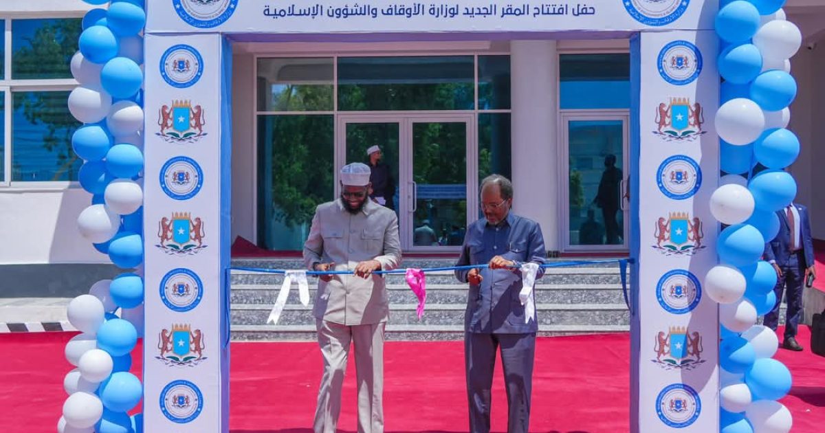 Madaxweyne Xasan Sheekh oo xarigga ka jaray dhismaha cusub ee Wasaaradda Awqaafta