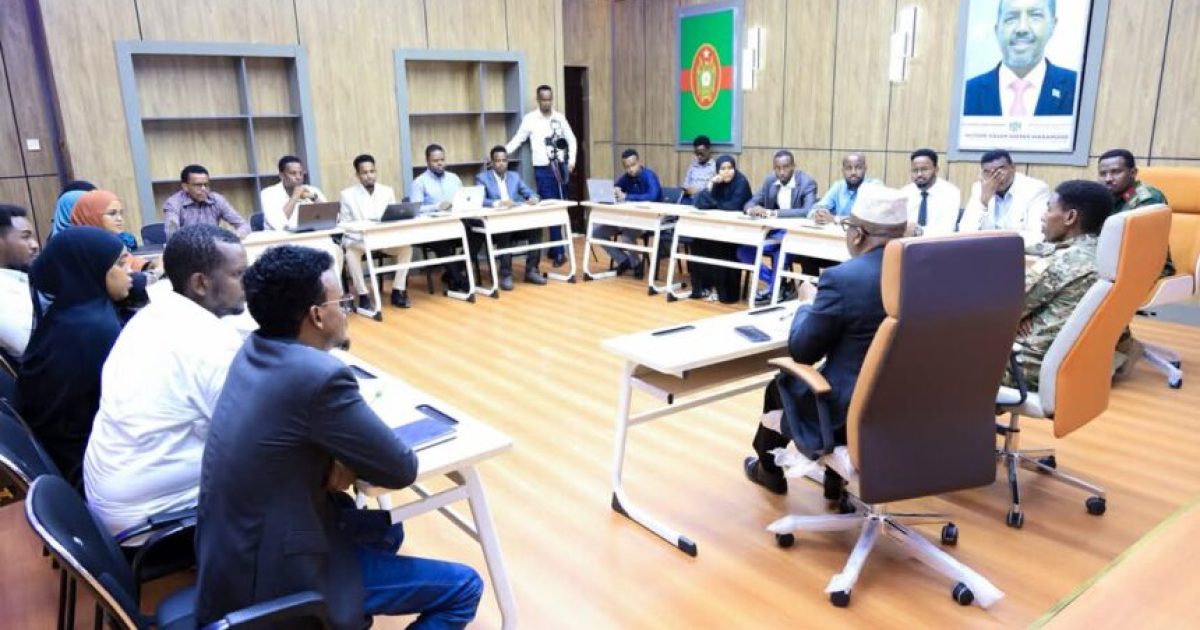 Wasiirka Gaashaandhigga XFS oo shir guddoomiyey shirka Guddiga Farsamo Arrimaha Xasilinta