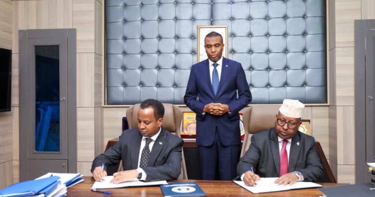 Ra’iisulwasaaraha XFS oo xilka u kala wareejiyey Wasiirkii hore Arrimaha Dibedda iyo Wasiirka Cusub