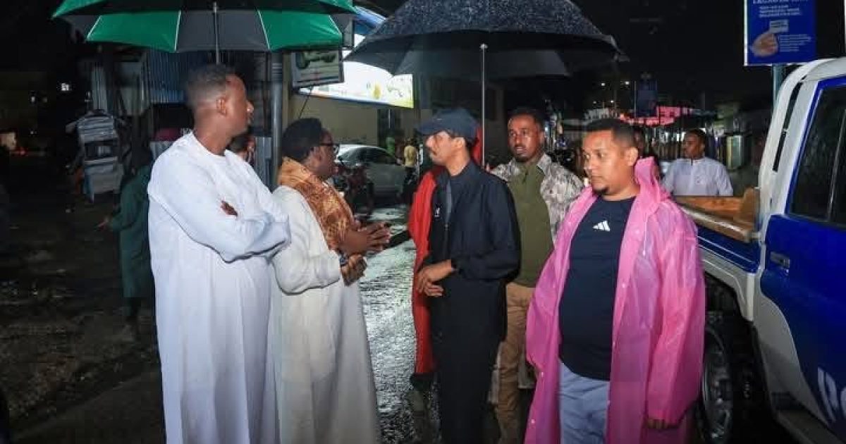 Taliyaha Ciidanka Booliska Soomaaliyeed oo kormeeray goobo ay saameeyeen roobkii ka da’ay Muqdisho