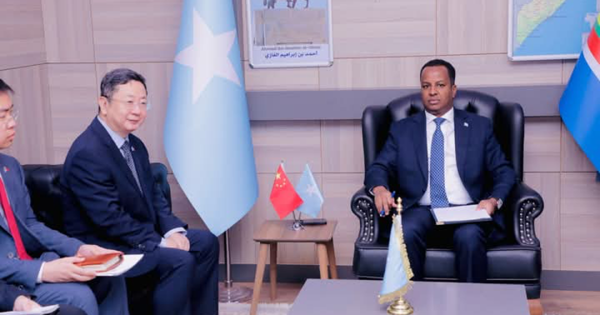 Wasiirka Arrimaha Dibadda Soomaaliya oo qaabilay Safiirka Shiinaha oo booqasho sharafeed ugu yimid