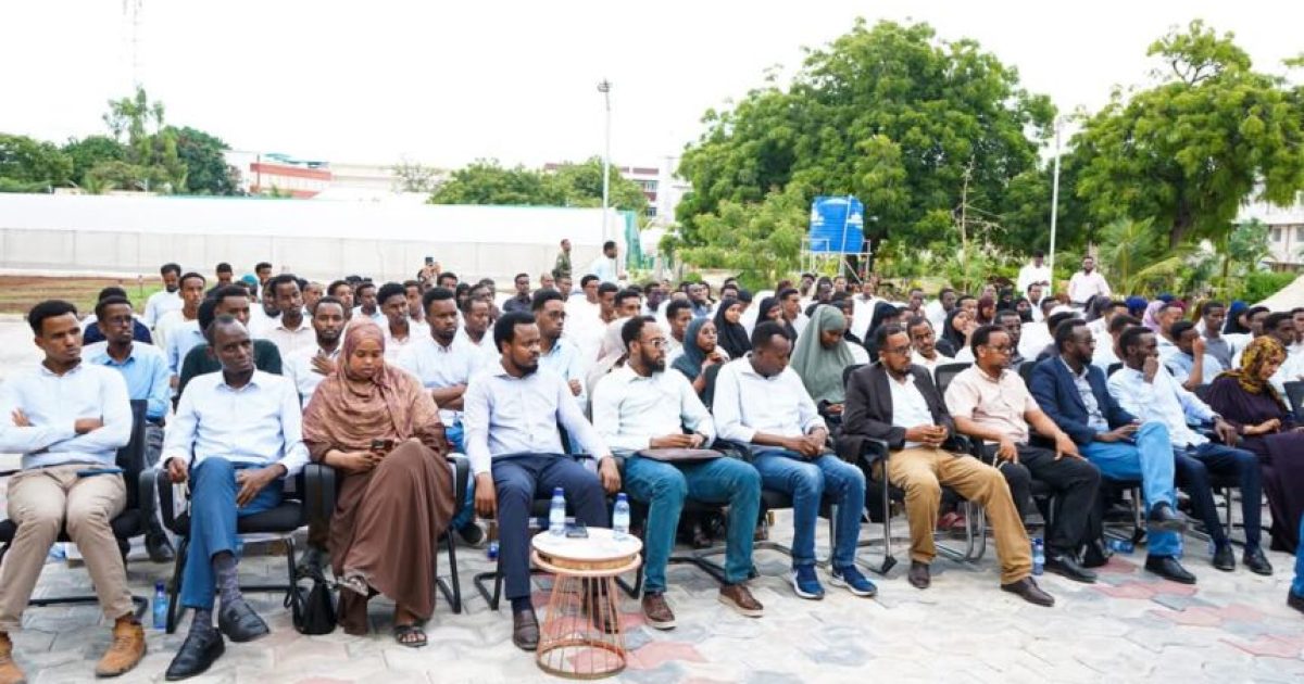 Wasaaradda Beeraha oo Kulan Dhiirigelin ah u Qabatay Dhalinyarada Barata Cilmiga Beeraha ee Jaamacadaha Dalka