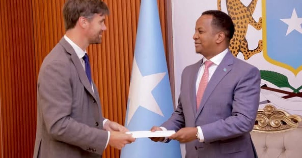 Wasiirka Arrimaha Dibadda oo nuqul ka mid ah warqadaha aqoonsiga danjirannimo ka guddoomay Safiirka UK