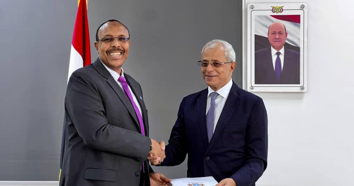 Danjiraha JFS ee dalka Yemen oo nuqul ka mid ah warqadaha aqoonsiga danjirannimo u gudbiyay wasiir ku xigeenka Wasaaradda Arrimaha Dibadda dalkaasi