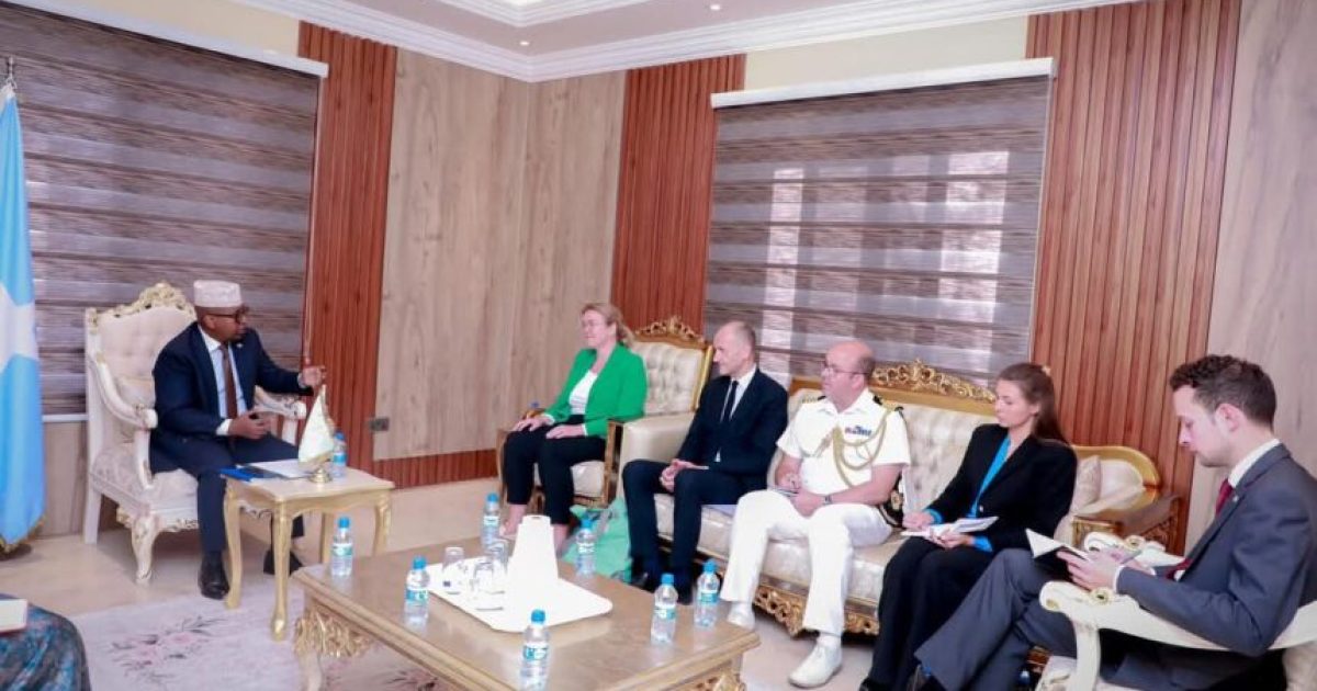 Wasiirka Gaashaandhigga XFS oo kulan la yeeshay wafdi ay hoggaamineyso madaxa Dowladda Ingiriiska ee arrimaha Afrika iyo America