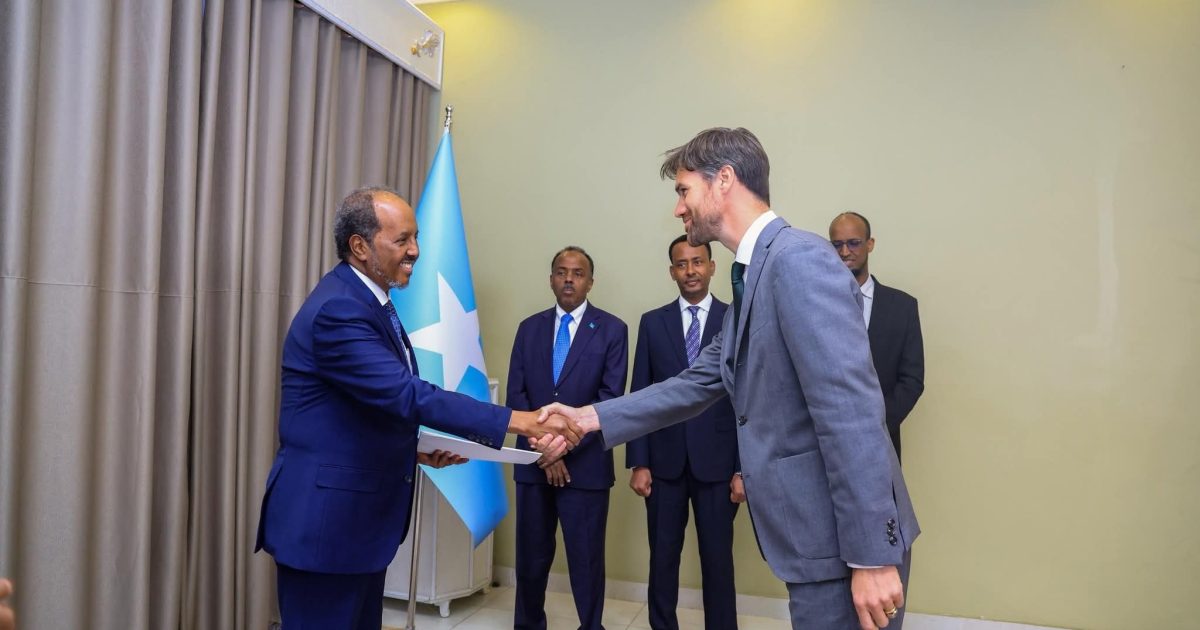 Madaxweyne Xasan Sheekh oo warqadaha aqoonsiga ka guddoomay Safiirka Ingiriiska