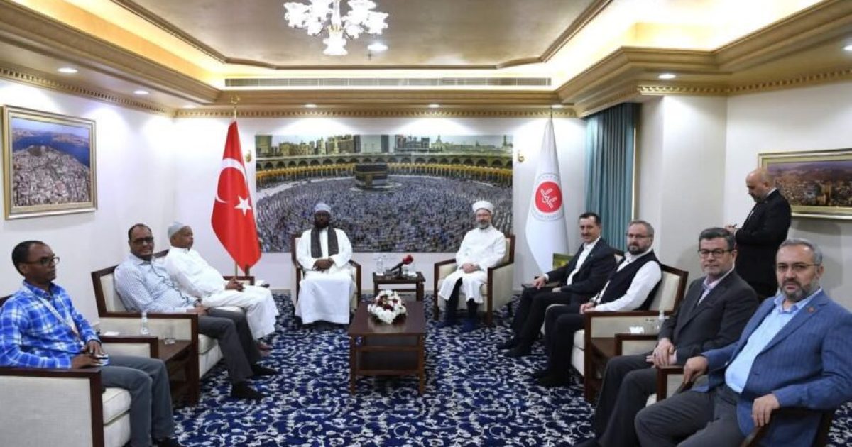 Wasiirka Awqaafta iyo Arrimaha islaamka oo magaaalada Makka kula kulmey Madaxa Arrimaha Diinta dalka Turkiga