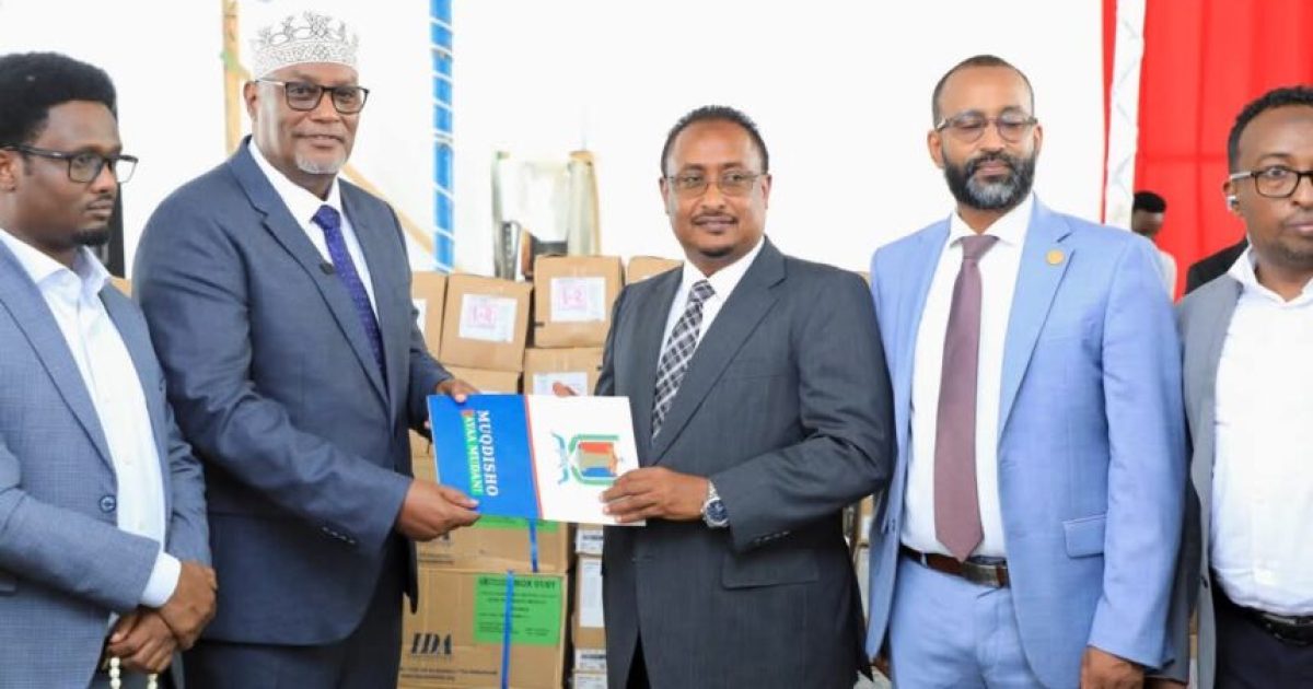 Guddoomiyaha G/Banaadir oo deeq daawooyin ah ku wareejiyay Ciidamada Difaaca Deegaanka