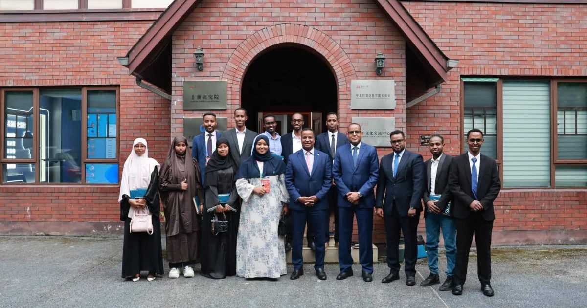 Wasiirka Arrimaha Dibadda oo Kulan Dhiirrigelin ah la qaatay Ardayda Wax Ka Barata Shiinaha