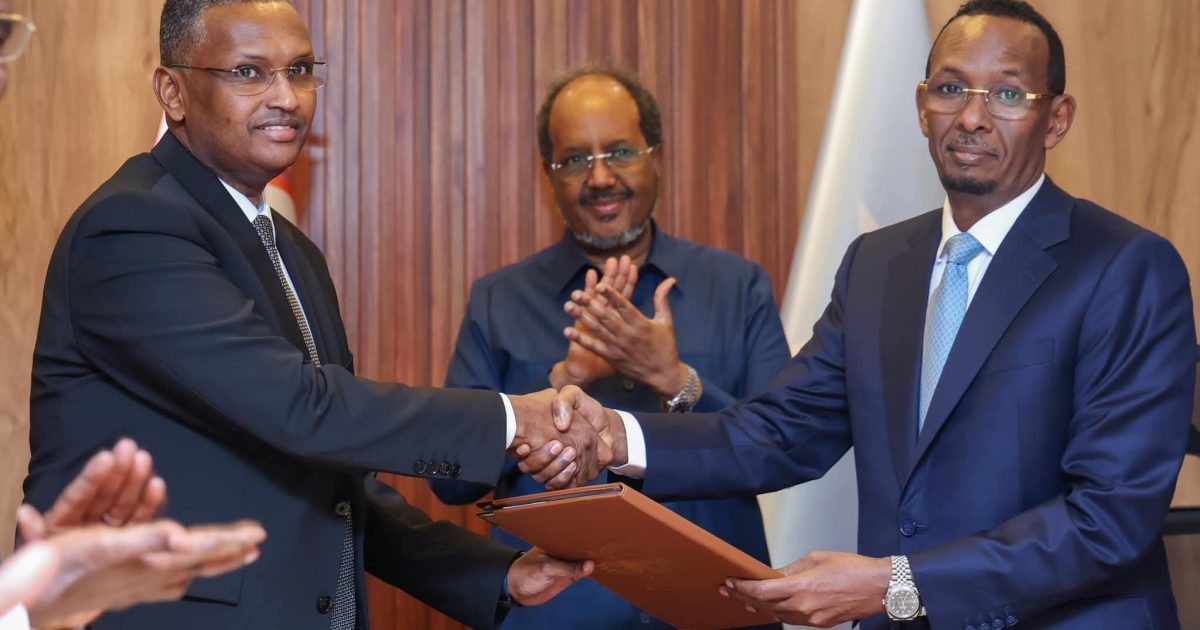 Madaxweyne Xasan Sheekh oo xilka Agaasimaha NISA u wareejiyay Mahad Salaad