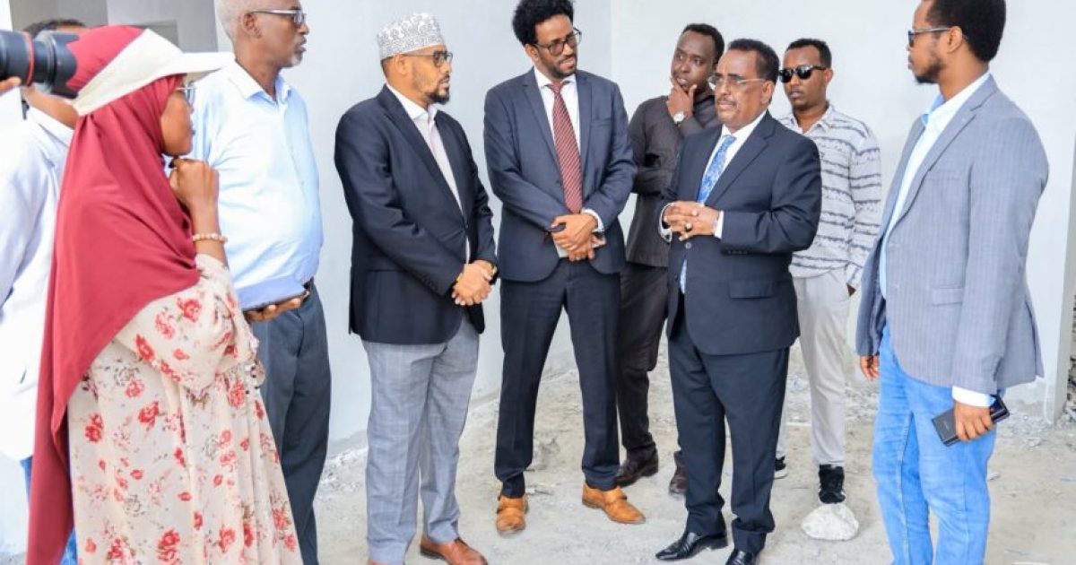 Wasiirka Arrimaha Gudaha oo kormeeray xarunta dhexe ee Wasaaradda uu dib u dhis ka socdo