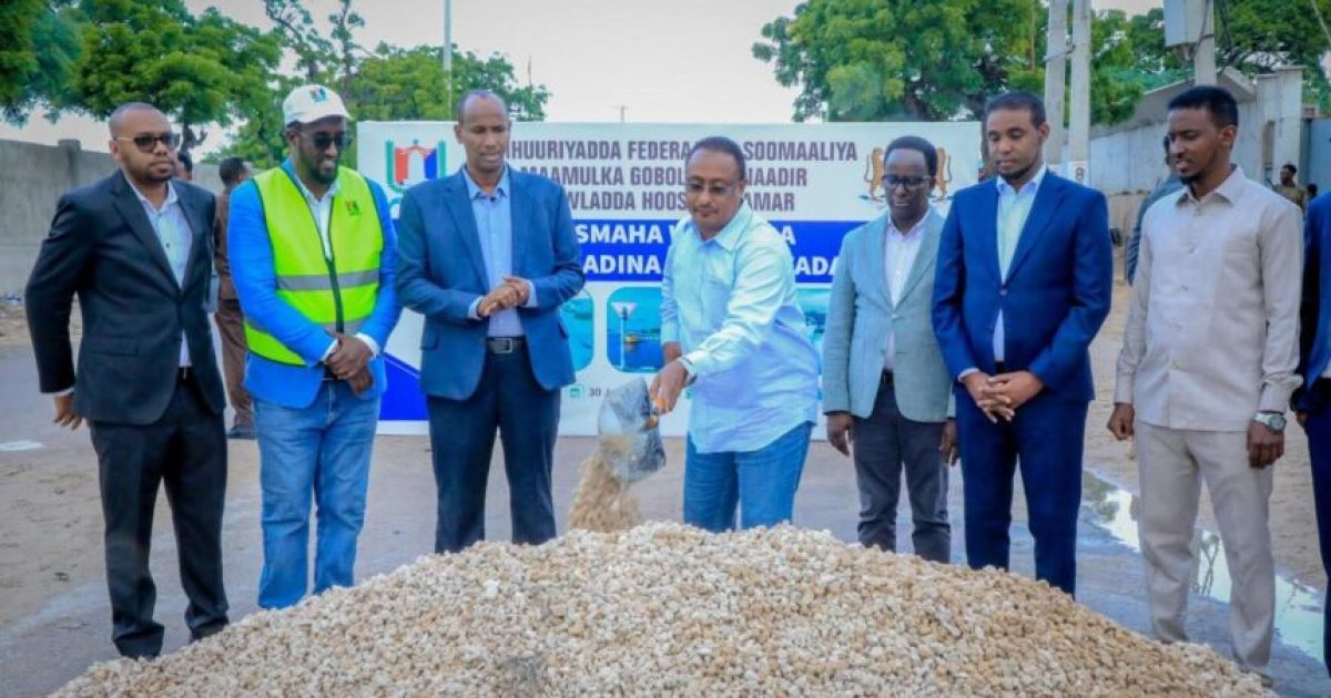 Duqa Muqdisho oo Dhagax dhigay dhismaha waddada laamiga ah ee isku xirta Isgoyska Banaadir iyo Wadajir