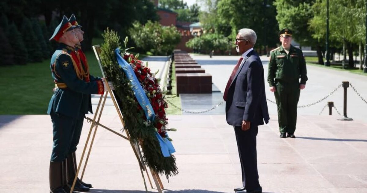 Guddoomiyaha Aqalka sare oo ubax dhigay daljirka daahsoon ee darbiga Kremlin-ka