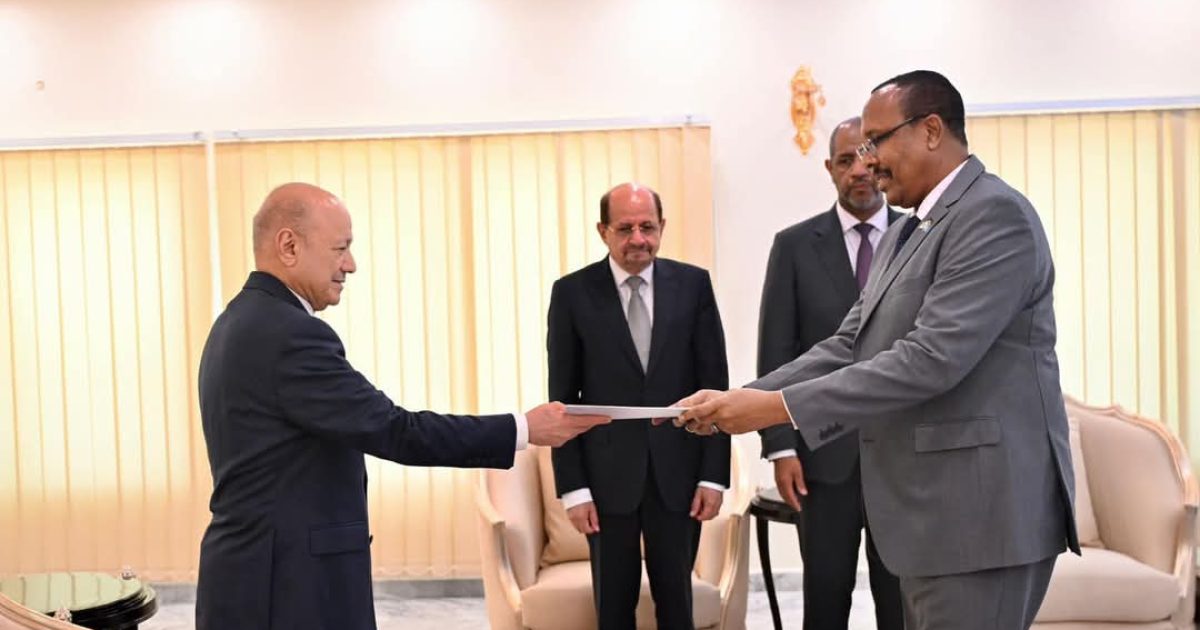 Danjiraha Cusub ee Soomaaliya ee Yemen oo Gudbiyay Warqadaha Aqoonsiga Safiirnimo