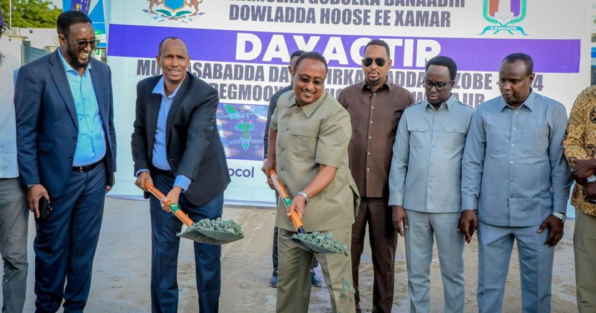 Guddoomiyaha Gobolka Banaadir ahna Duqa Muqdisho oo dhagax dhigay dib-u- dhiska laamiga Zoobe