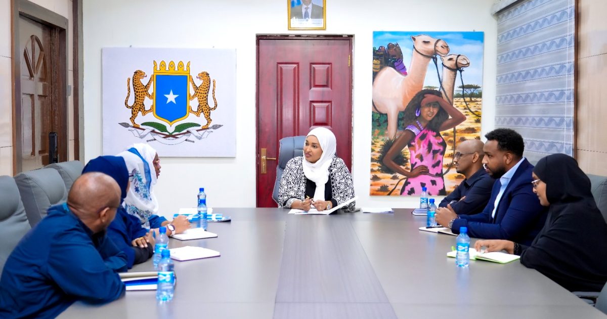 Wasiirka Wasaaradda Qoyska iyo Horumarinta Xuquuqul Insaanka XFS oo xafiiskeeda ku qaabishay wafdi ka socda UN-WOMAN