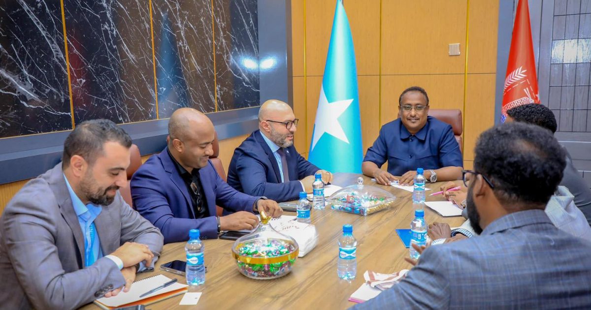 Duqa Muqdisho oo la kulmay madaxda UNOPS si loo dardargeliyo dib-u-dhiska waddooyinka