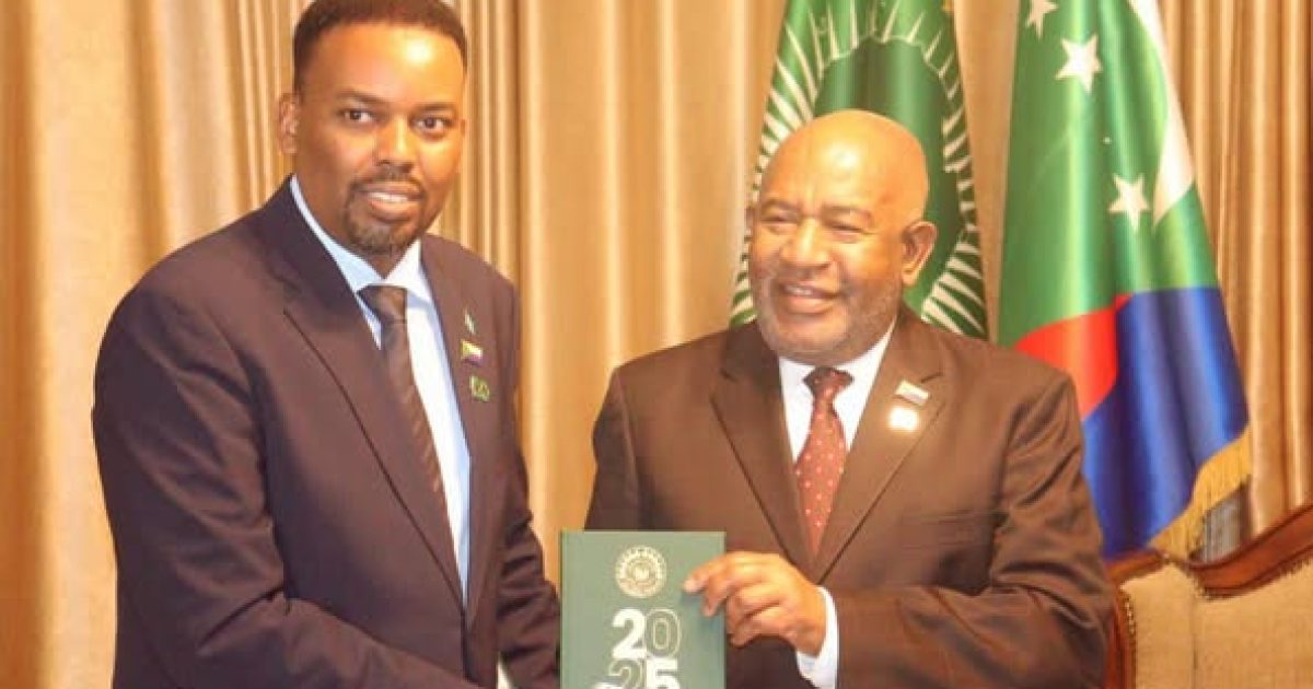 Safiirka aan joogtada ahayn ee dalka Comoros oo warqadaha aqoonsiga u gudbiyay madaxweynaha dalkaas