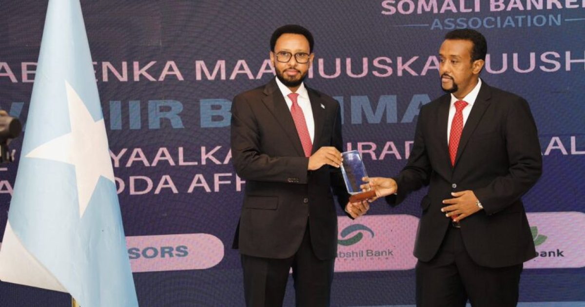 Wasiirka Maaliyadda oo billad sharaf ay guddoonsiyeen Ururka Bangiyada Soomaaliyeed