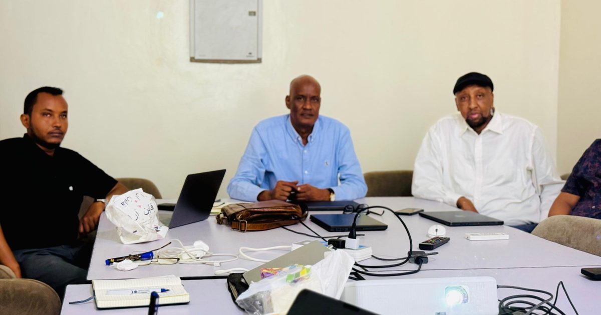 Wasiirka Ganacsiga iyo Warshadaha XFS oo magaalada Laascaanood kulan kula yeeshay Guddiga Farasamada Ee Dhammeystirka maamulka SSC-Khaatumo