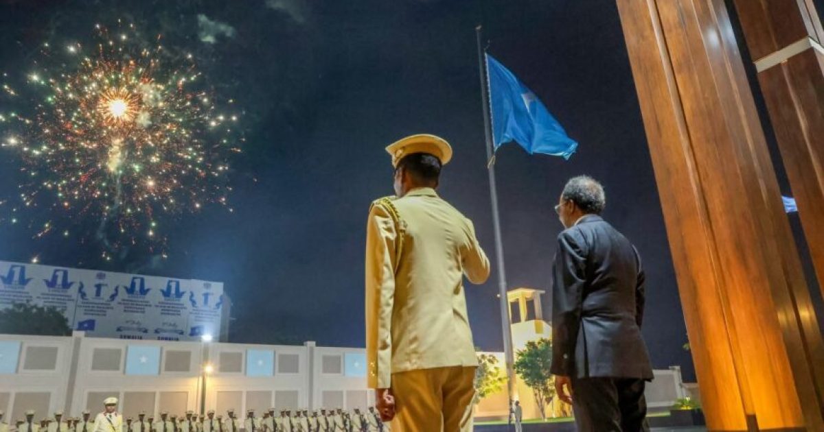 Madaxweyne Xasan Sheekh oo calan saaray madaxtooyada xuska 65-aad ee xornimada awgeed