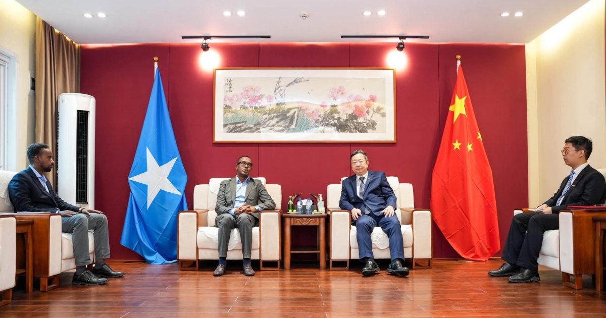 Guddoomiyaha Hay’adda SoDMA oo kulan mira-dhal ah la qaatay Safiirka Shiinaha ee Soomaaliya