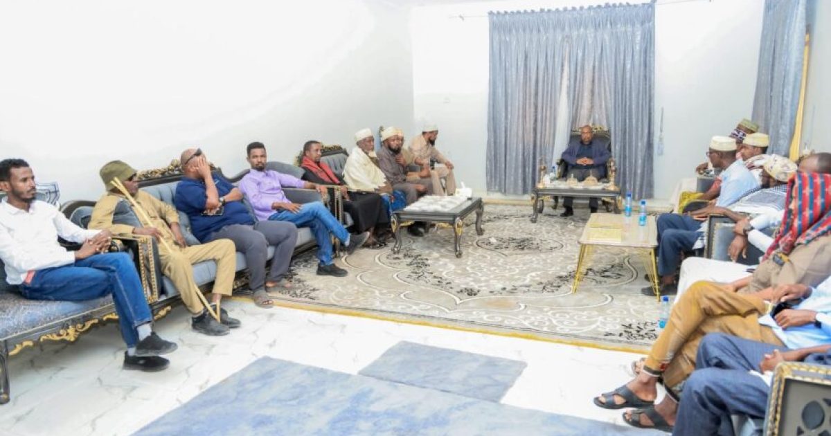 Senator Maxamed Cismaan Majiino oo laascanood kulan wadatashi ah la qaatay hoggaanka dhaqanka iyo waxgaradka