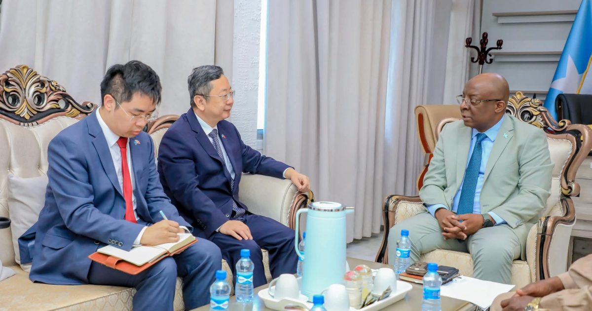 Wasiirka Warfaafinta XFS oo qaabilay Safiirka Shiinaha ee Soomaaliya