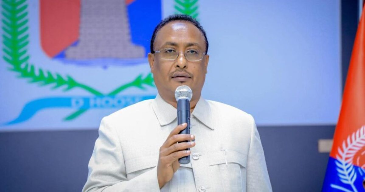 Guddoomiyaha Gobolka Banaadir oo 300 ka tirsan shaqaalaha Dowladda Hoose ee Xamar u wareejiyay Waaxda Nadaafadda