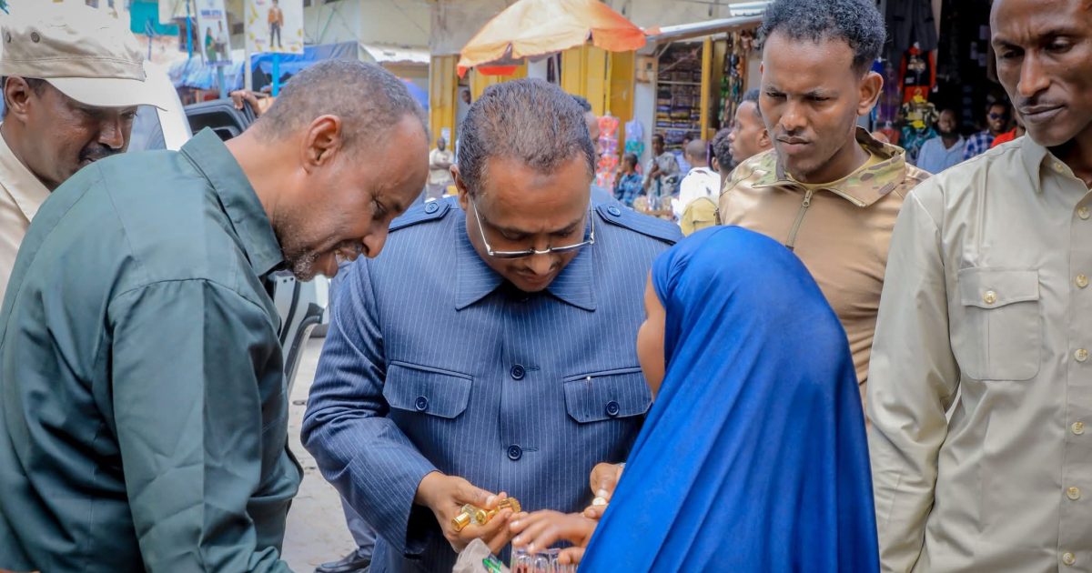 Duqa Muqdisho oo kormeeray suuqa Bakaaraha