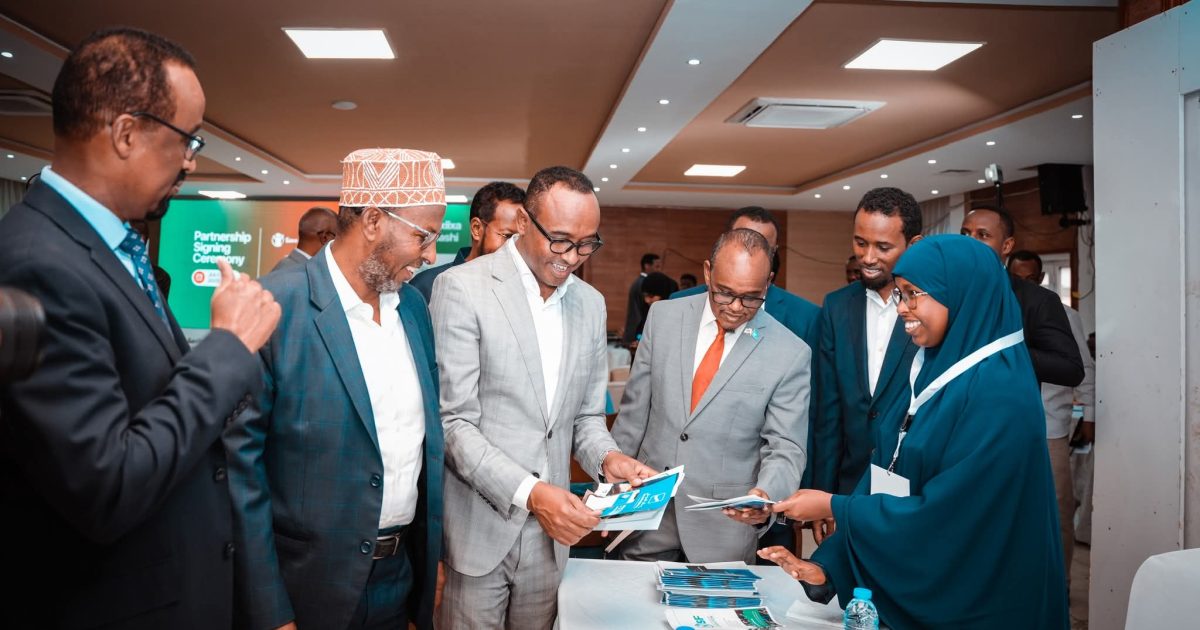 Guddoomiyaha SoDMA oo ka qaybgalay heshiis Iskaashi oo u dhaxeeya Hormuud Telecom iyo Save the Children