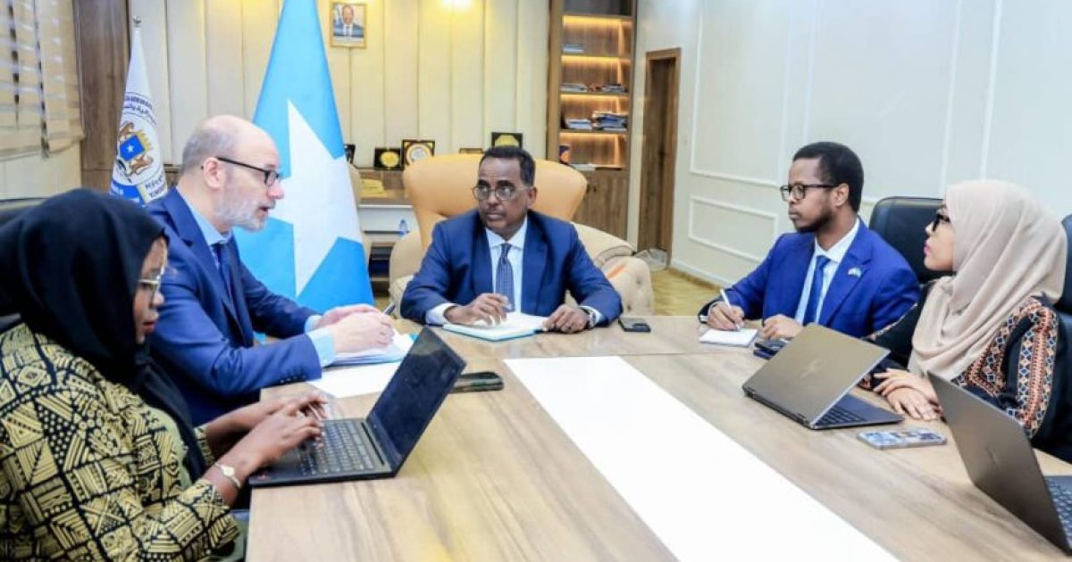 Wasiirka arrimaha guddaha XFS oo xafiiskiisa ku qaabilay Isu Duwaha QM ee Arrimaha Gargaarka