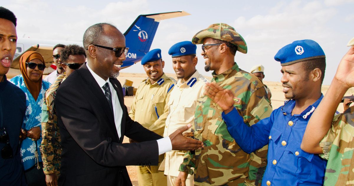 Wasiirka Ganacsiga XFS oo socdaal shaqo ku tegay Laascaanood