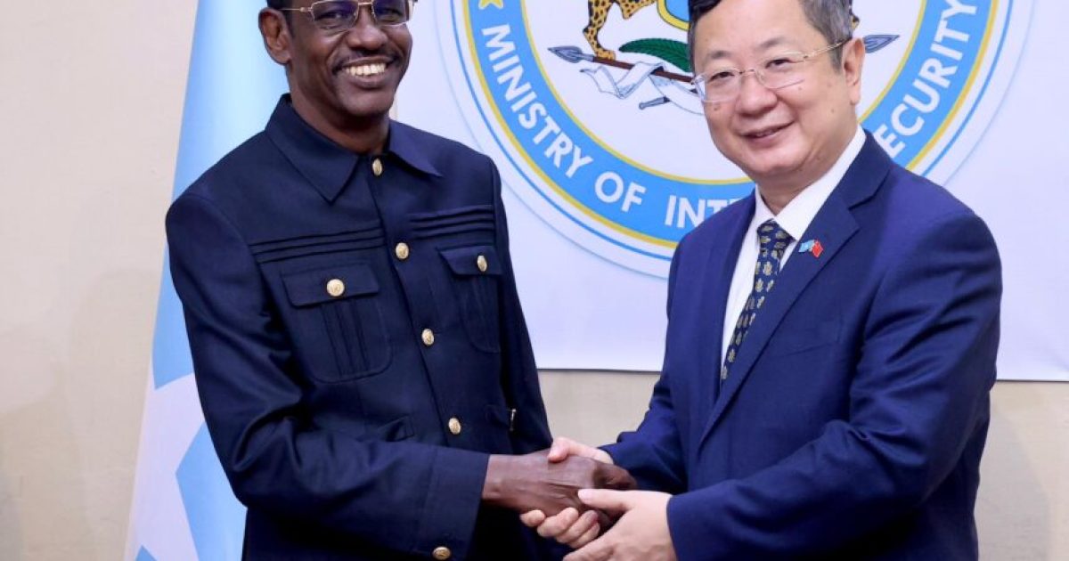 Wasiirka Amniga Gudaha XFS oo xafiiskiisa ku qaabilay danjiraha dalka Shiinaha