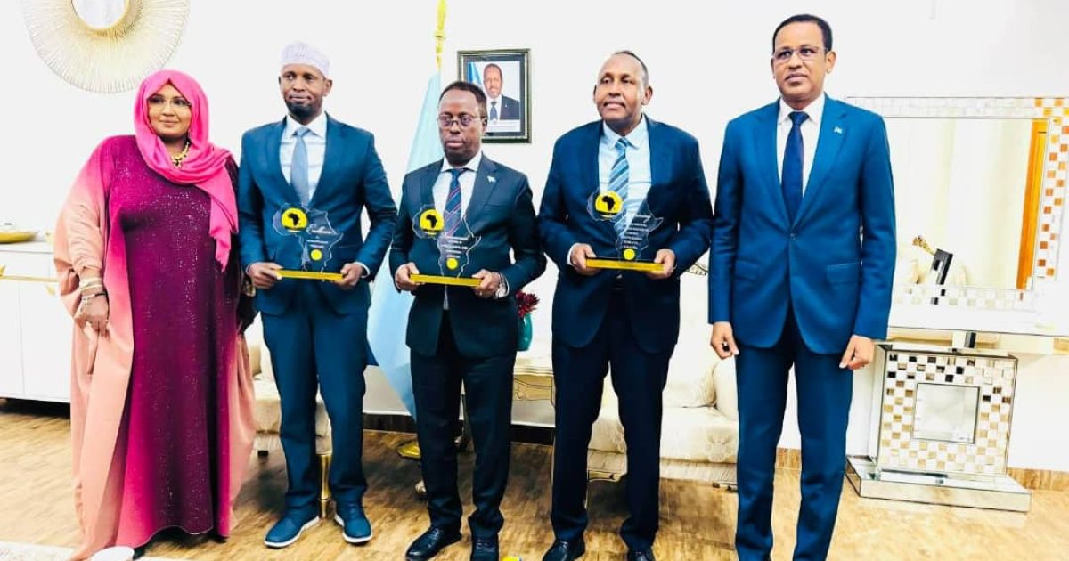 Senator Xasan Iidow oo ku guuleystay abaalmarin caalami ah