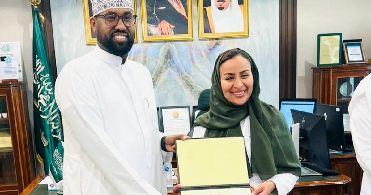 Xafiiska Xajka Soomaaliya oo Shahaado Sharaf Guddoonsiiyay Dhakhaatiirta Isbitaalka Boqor Cabdalla ee Jidda