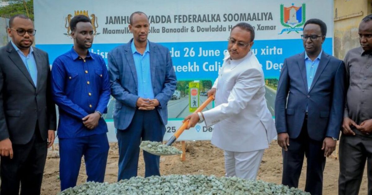 Guddoomiyaha Gobolka Banaadir oo dhagax-dhigay waddada 26-ka June