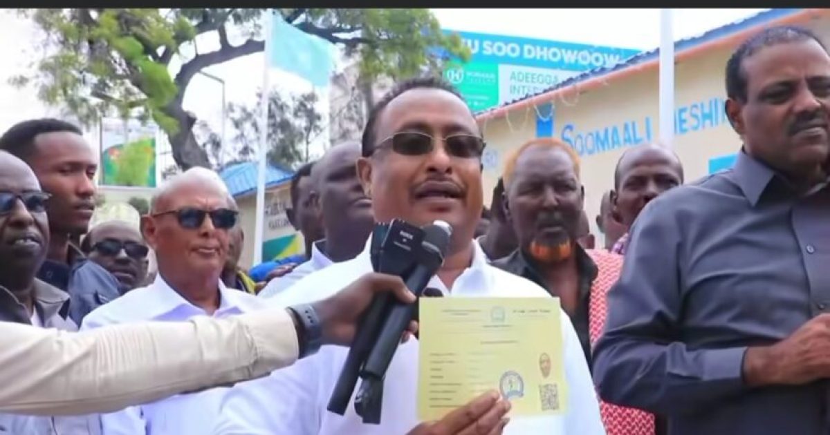 Duqa Muqdisho oo Degamda Kaaraan maanta ka qaatay kaarka diiwaangelinta doorashada qof iyo codka ah