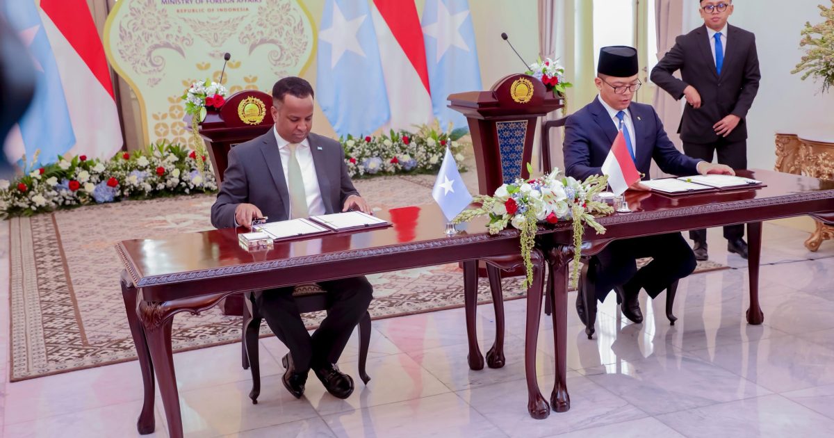 Dowladaha Soomaaliya iyo Indonesia oo kala saxiixday heshiis visa-la’aan