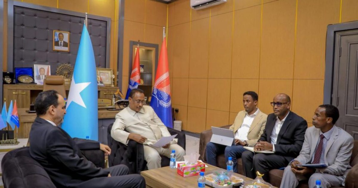 Guddoomiye Muungaab oo la kulmay Danjiraha Ururka Jaamacadda Carabta u fadhiya Soomaaliya